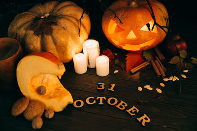 Halloween 2025 Cozy Vibes: Candles, Autumn Nights & Spooky Decor